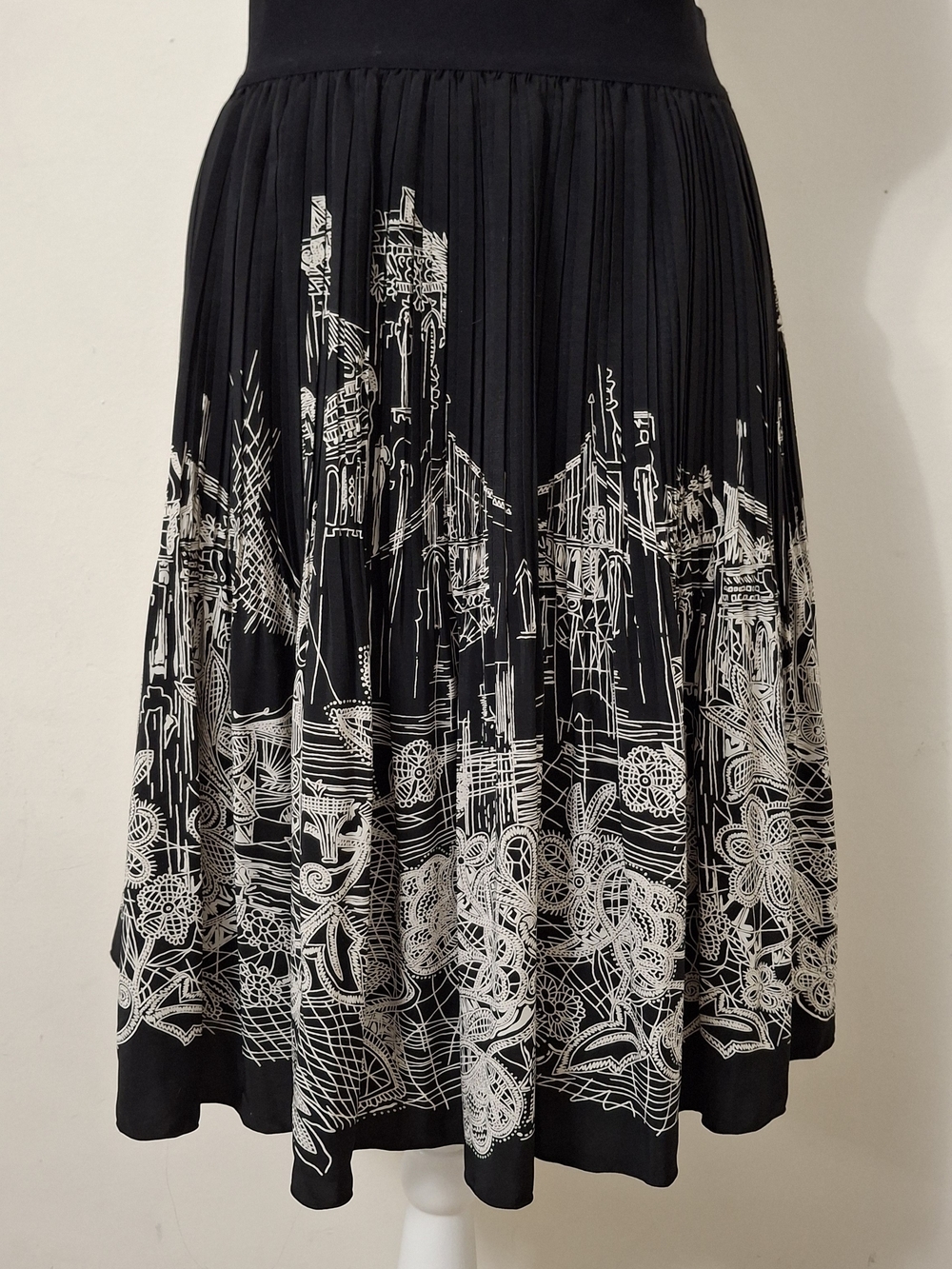 NESS Black & White Cityscape Pleated Knee-Length Skirt - Medium (M)